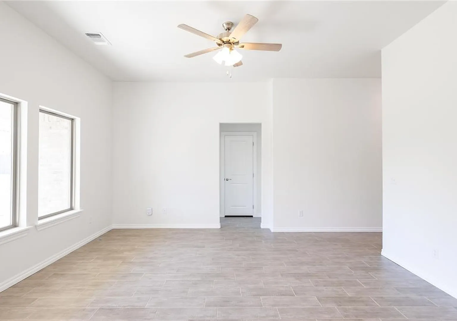 Brand New 3 Bedroom 2 Bathroom Home With Storm Shelter And Neighborhood Pool **Leasing Special** — Photo 4