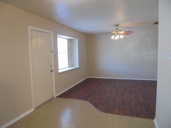 FRONT DOOR/LIVING ROOM