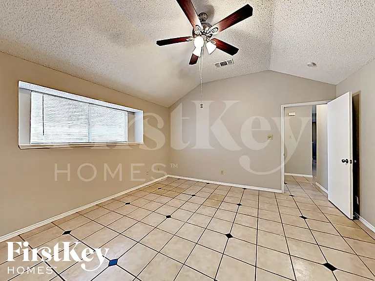 4949 Oak Hollow Dr — Photo 8