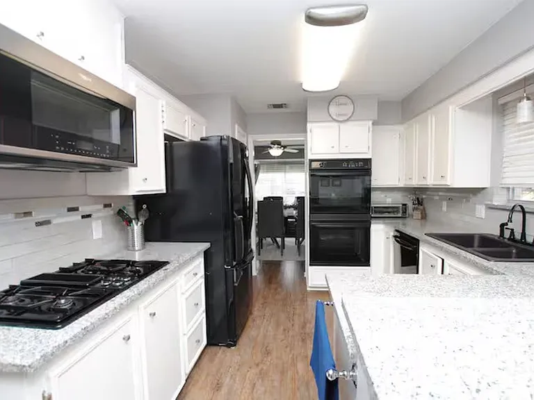 719 Park Knoll Ln — Photo 14