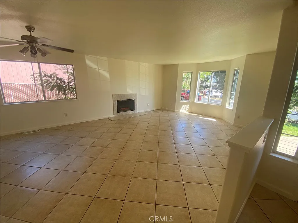 3 bed, 1692 sqft, $2,600 — Photo 3