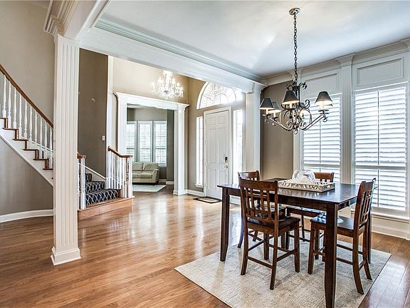 5th image of 382 Bedford Dr