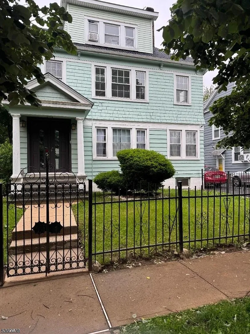 33 Grumman Ave — Photo 1