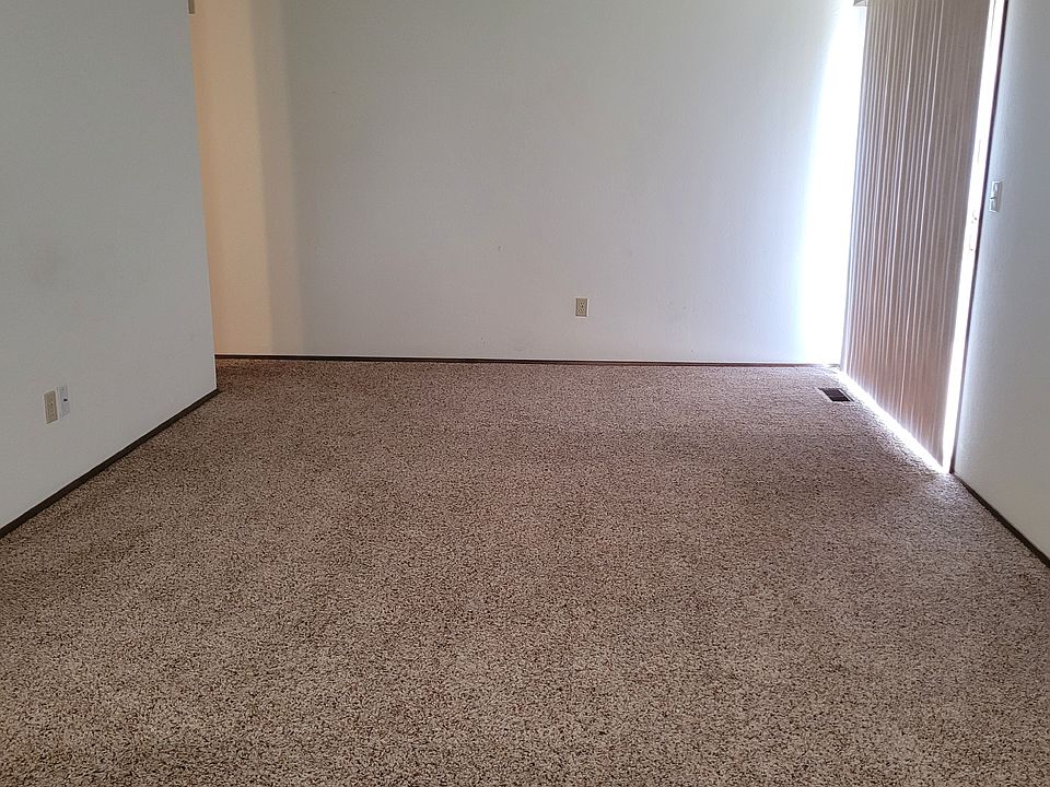 Living room/sliding glass door to outdoor space