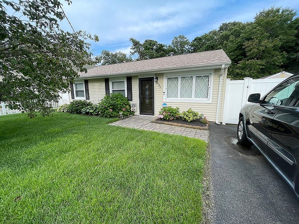 1st image of 535 Holly Village Ln
