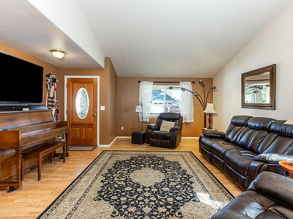 3rd image of 858 NW Poplar Pl