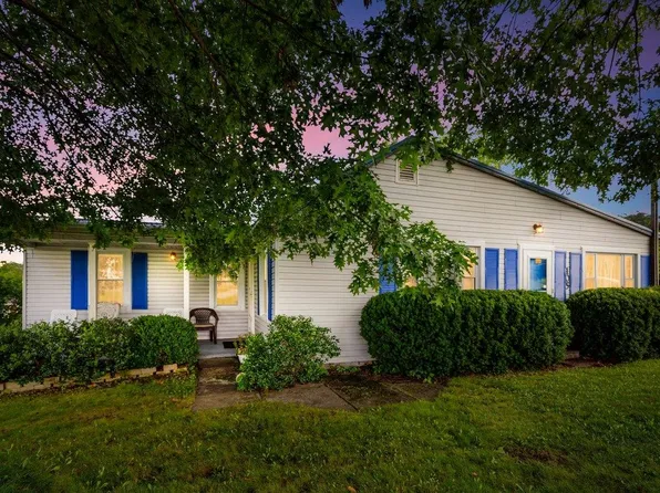 105 Possum Hollow Rd, Narrows, VA 24124
