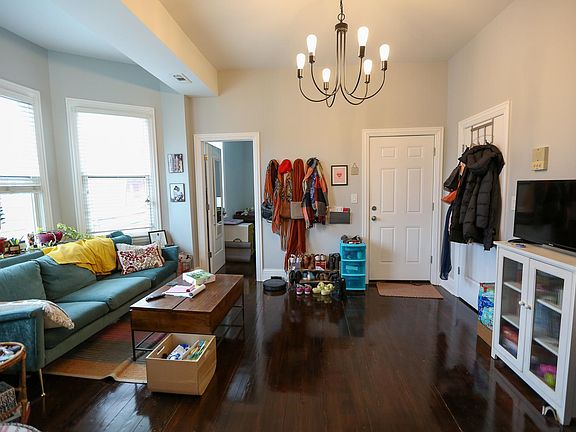 4th image of 2019 N Mozart St APT 2R