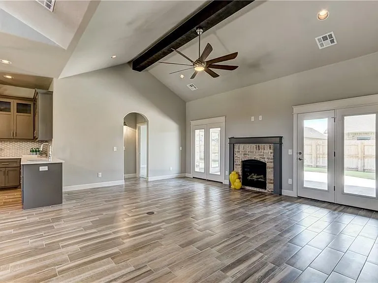 8425 NW 135th Ter — Photo 3