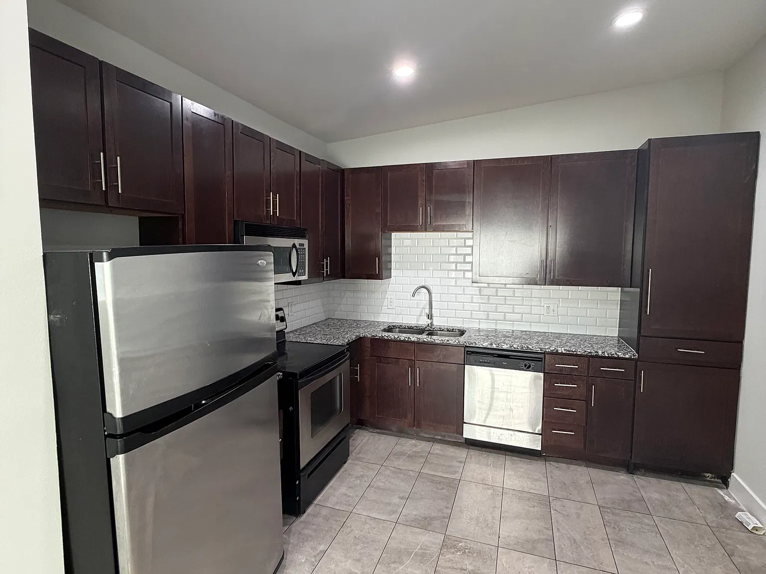 2 bed, 755 sqft, $1,400 — Photo 3