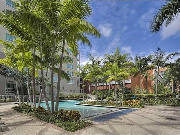 5th image of 2000 S Bayshore Dr APT 9