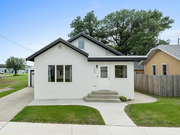 305 5th Ave NW, Minot, ND 58703