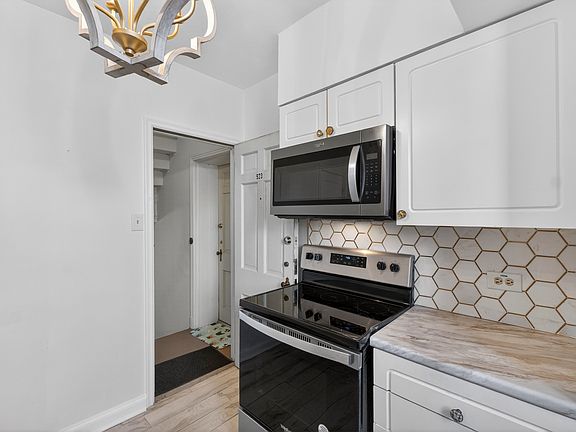 4th image of 923 S Hanley Rd APT C