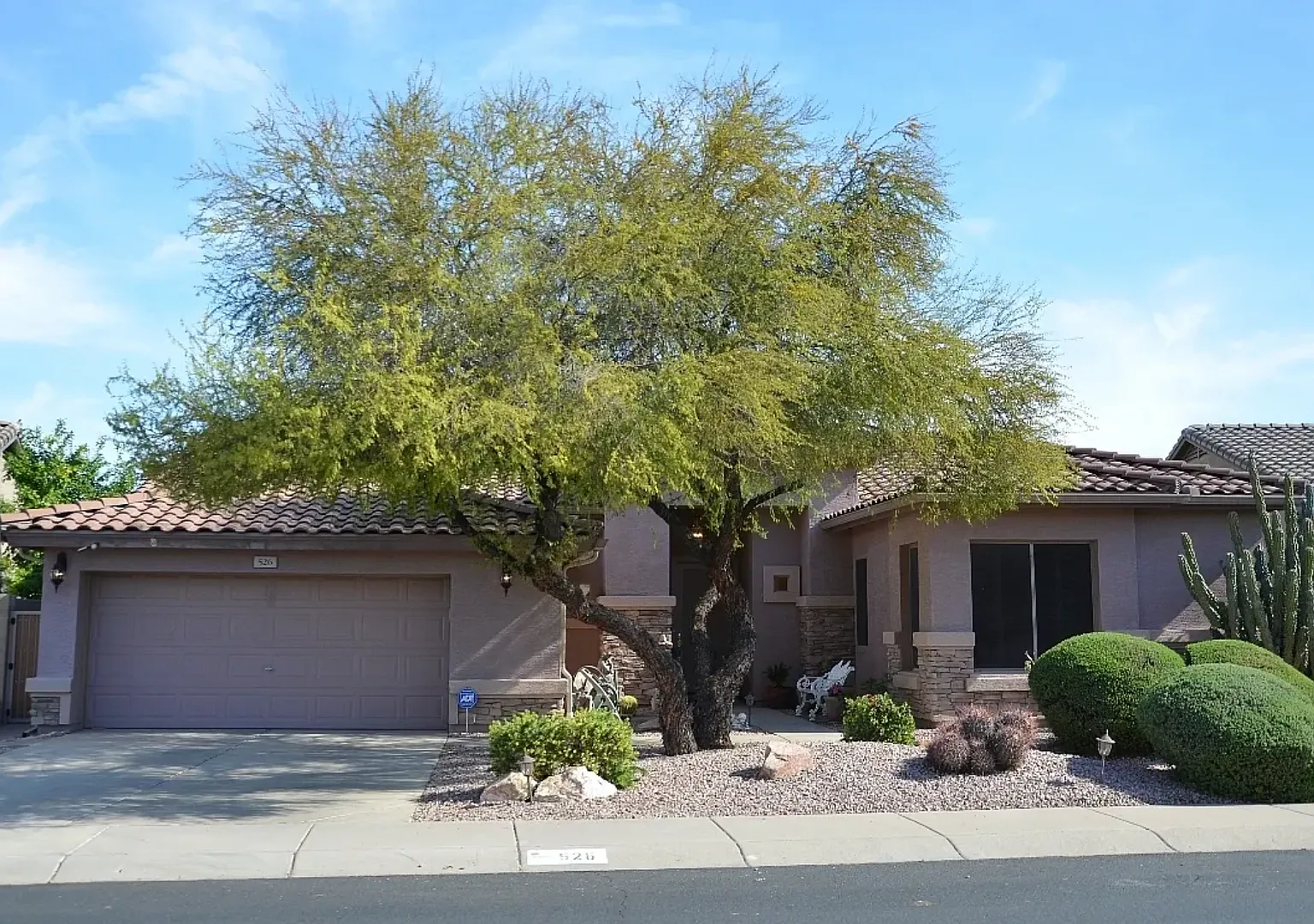Beautiful 3-Bedroom Home with Den & Spacious Backyard in Gilbert! — Photo 1