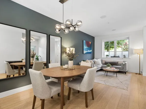 1133 Ridgewood Dr #12, North Vancouver, BC V7R 1H8