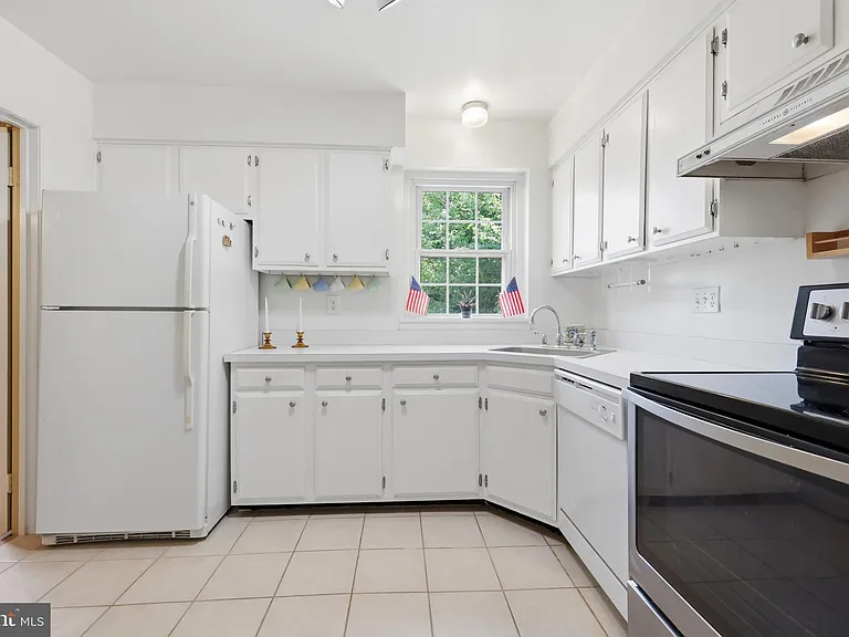 8350 Glastonbury Ct — Photo 10