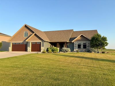 430 Trent Jones Dr, Oxbow, ND, 58047