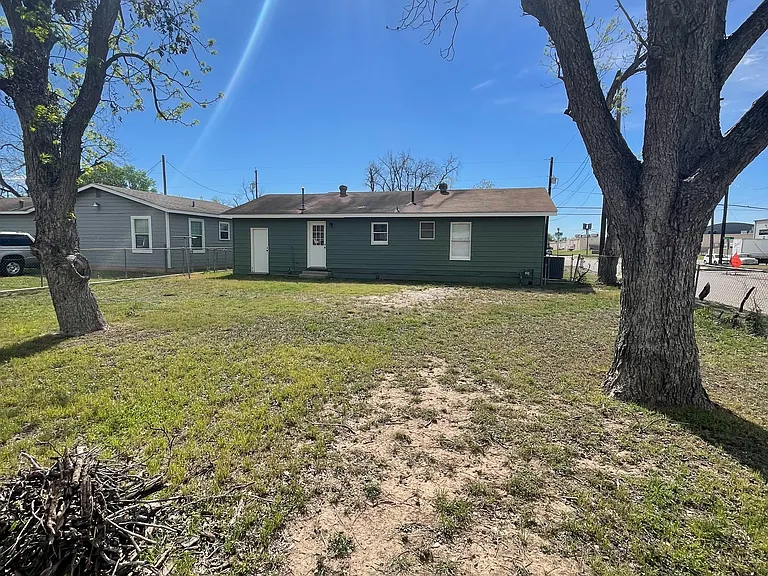 811 Oasis St — Photo 4