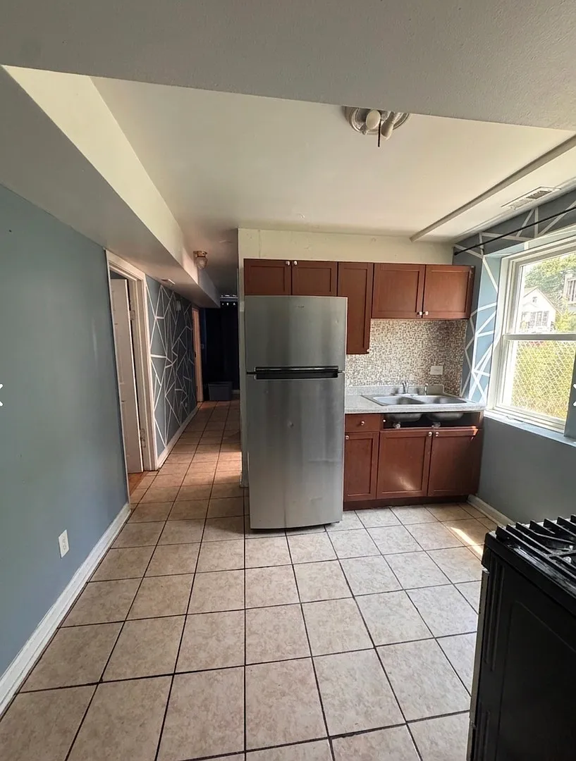 3 bed, 1050 sqft, $1,650 — Photo 3