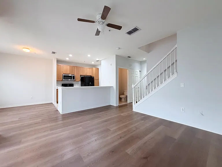 2334 Grand Central Pkwy #17 — Photo 13