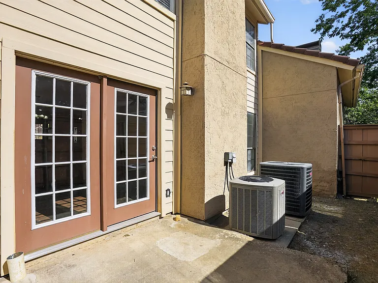 2606 Encina — Photo 31