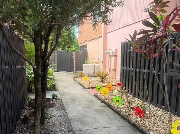 3467 SW 52nd Ave, Pembroke Park, FL 33023