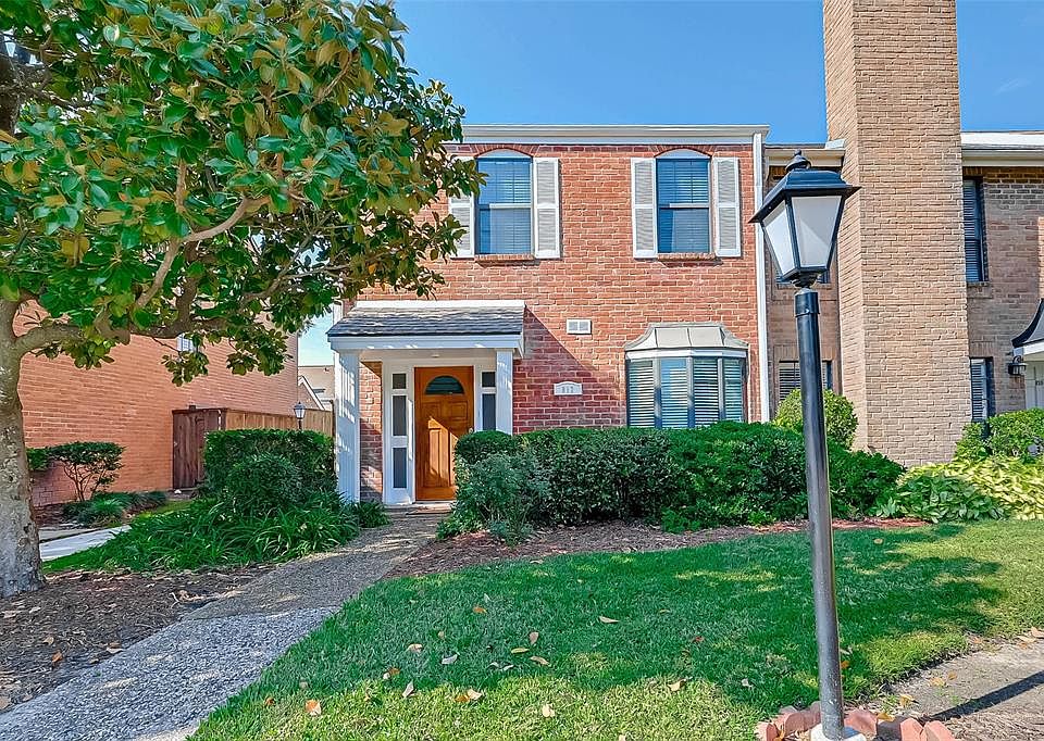 Pretty colonial architecture and walking paths throughout community.