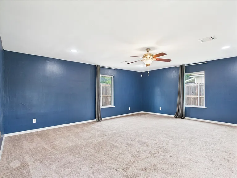 409 S Pear St — Photo 26
