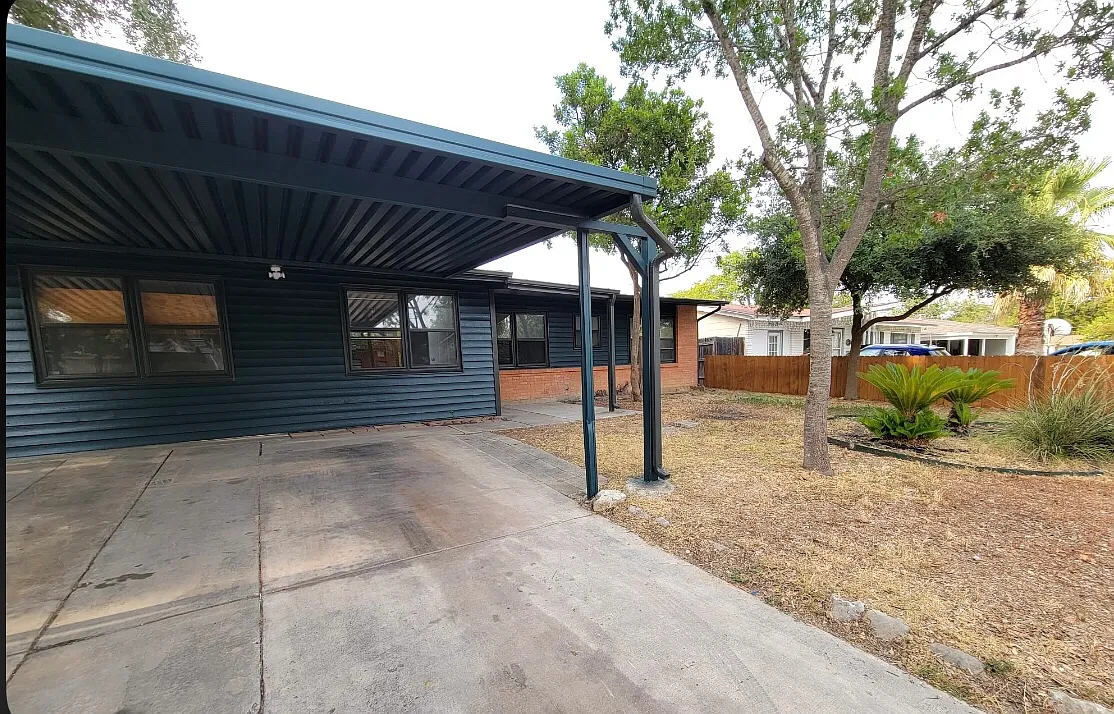 209 Gilbert Ln — Photo 2