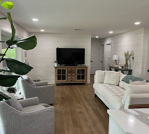 3rd image of 601 Los Escondidos St