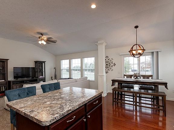 4th image of 593 Surrey Dr
