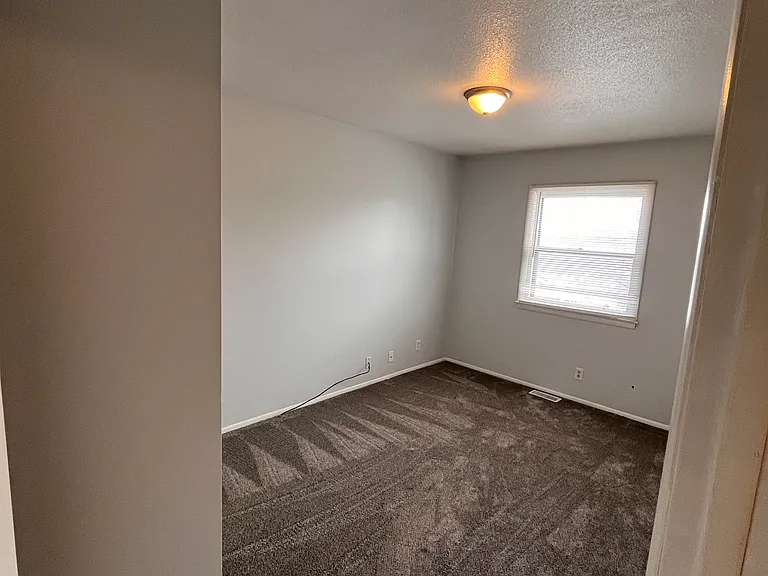 6902 S 32nd Ave — Photo 2