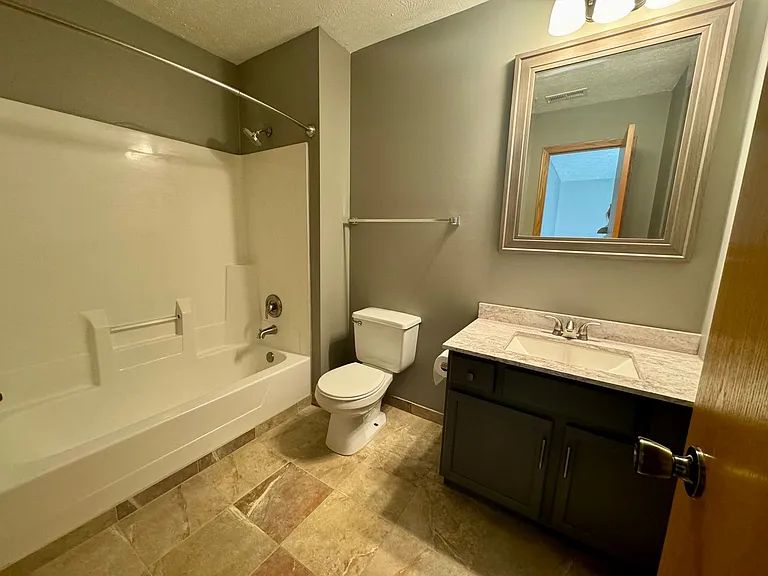 2211 W Todd Ln — Photo 9