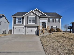 8920 NE Pawpaw Dr, Kansas City, MO 64157