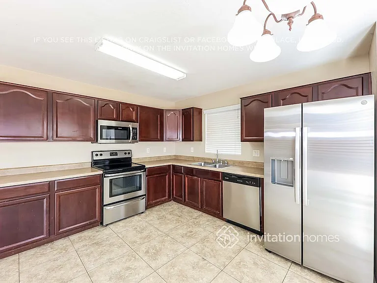 13029 W Lisbon Ln — Photo 8