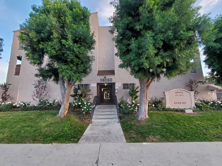 Arleta Apartments — Photo 15