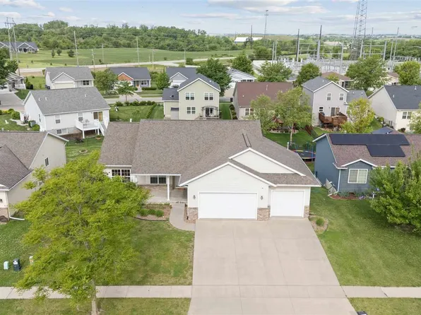 1016 Koudsi Blvd NW, Cedar Rapids, IA 52405