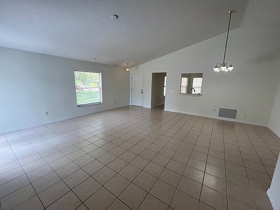 4th image of 302 Sawmill Creek Ct