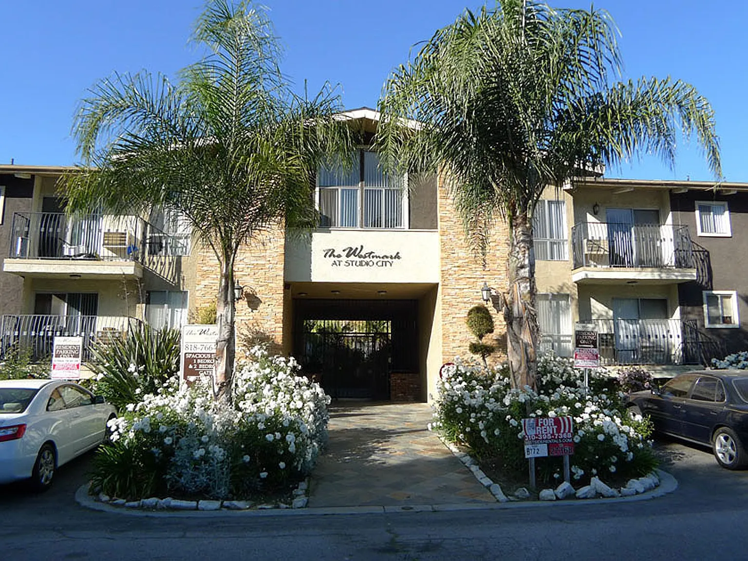Alhambra @ Studio City Apts. — Photo 3