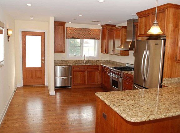 5th image of 851 Illinois St #851