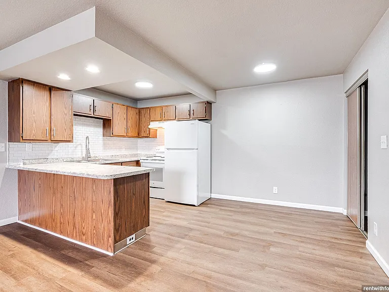 335-339 407 Southtowne Dr — Photo 34
