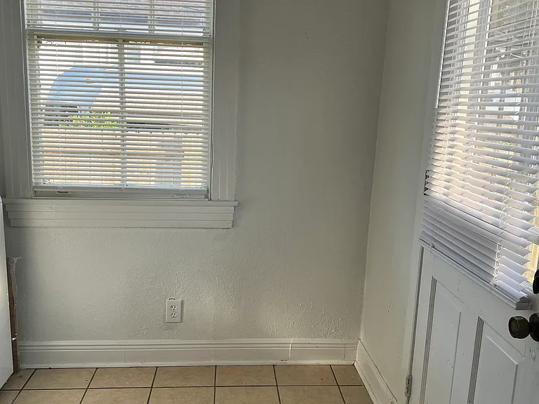 3538 Franklin Ave — Photo 16