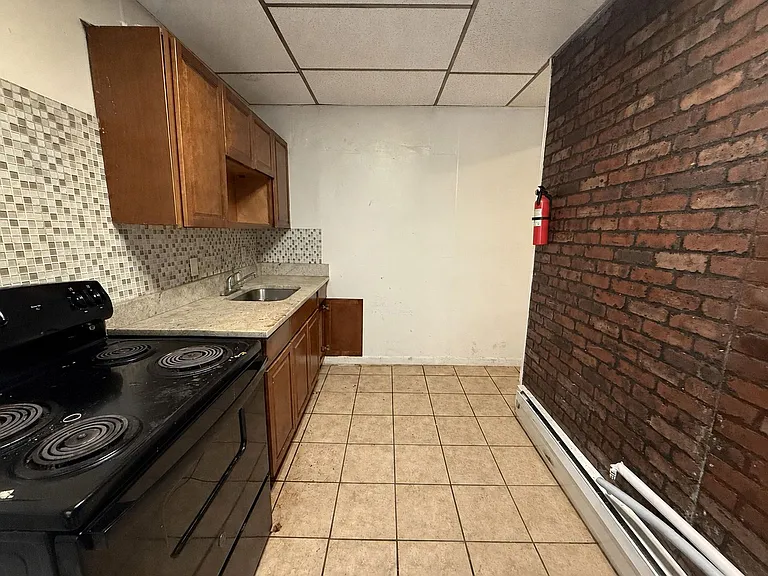 518 W Tilghman St — Photo 10