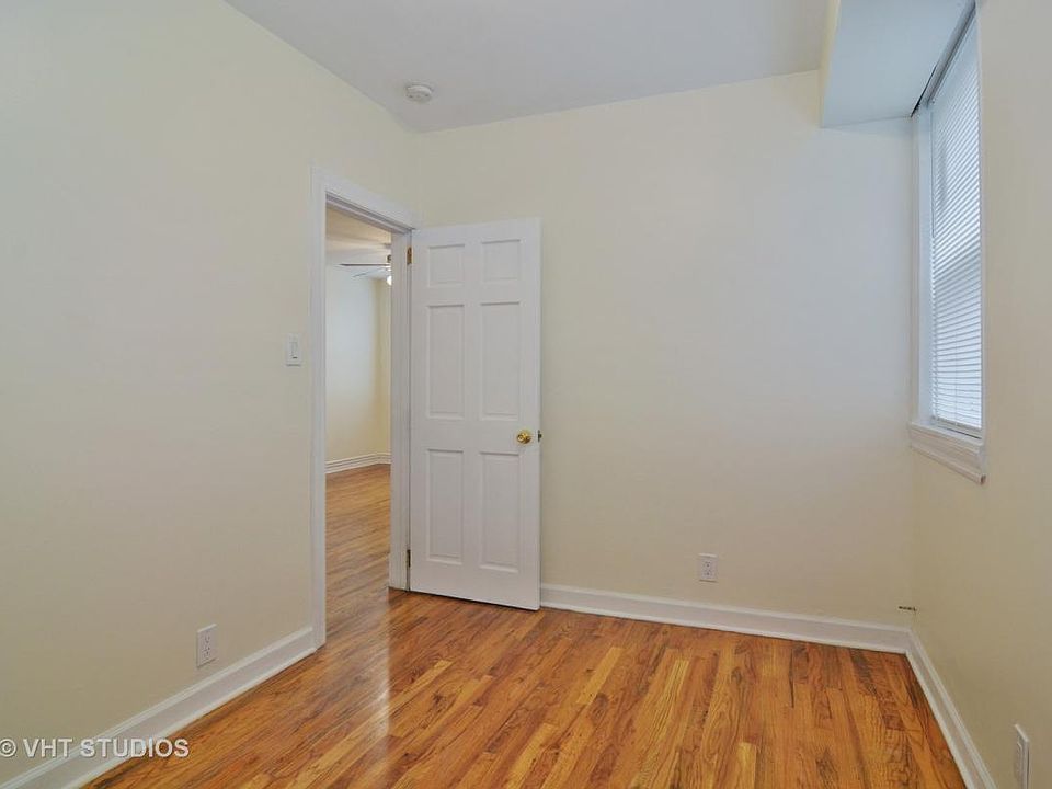 2nd image of 2030 W Roscoe St #1