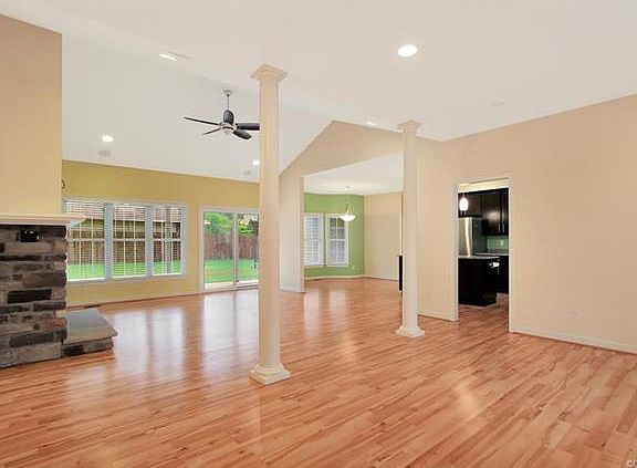 5th image of 400 Coralberry Dr