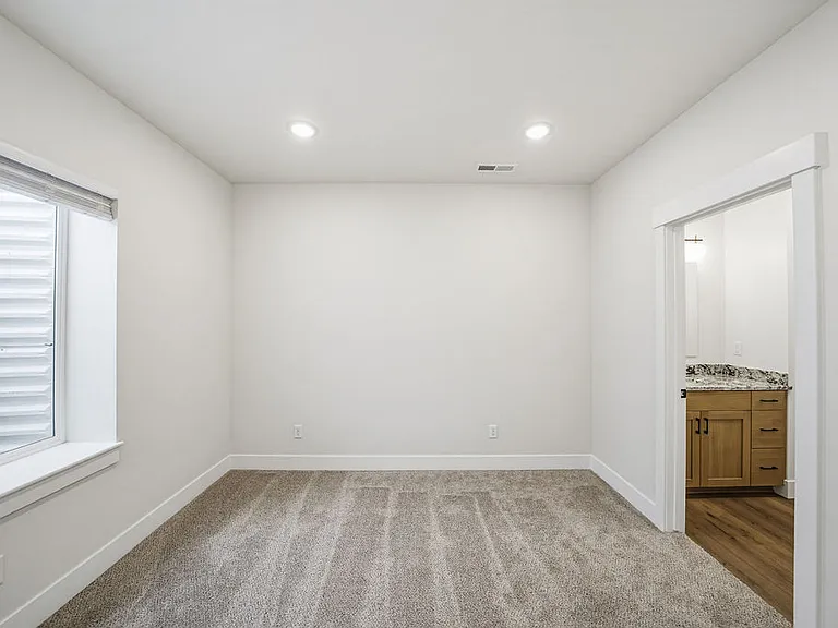 475 E River Ln — Photo 27