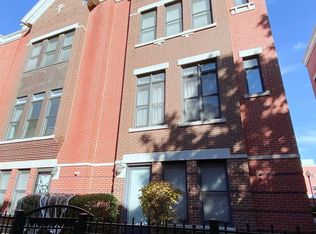818 W College Pkwy, Chicago, IL 60608