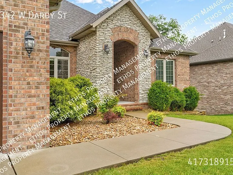 2342 W Darby St — Photo 4