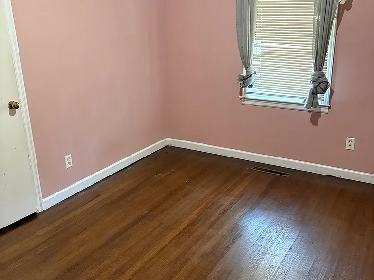 112 Windsor Dr — Photo 3