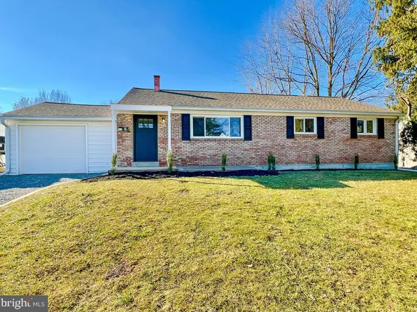 11 Rockaway Dr, Camp Hill, PA 17011